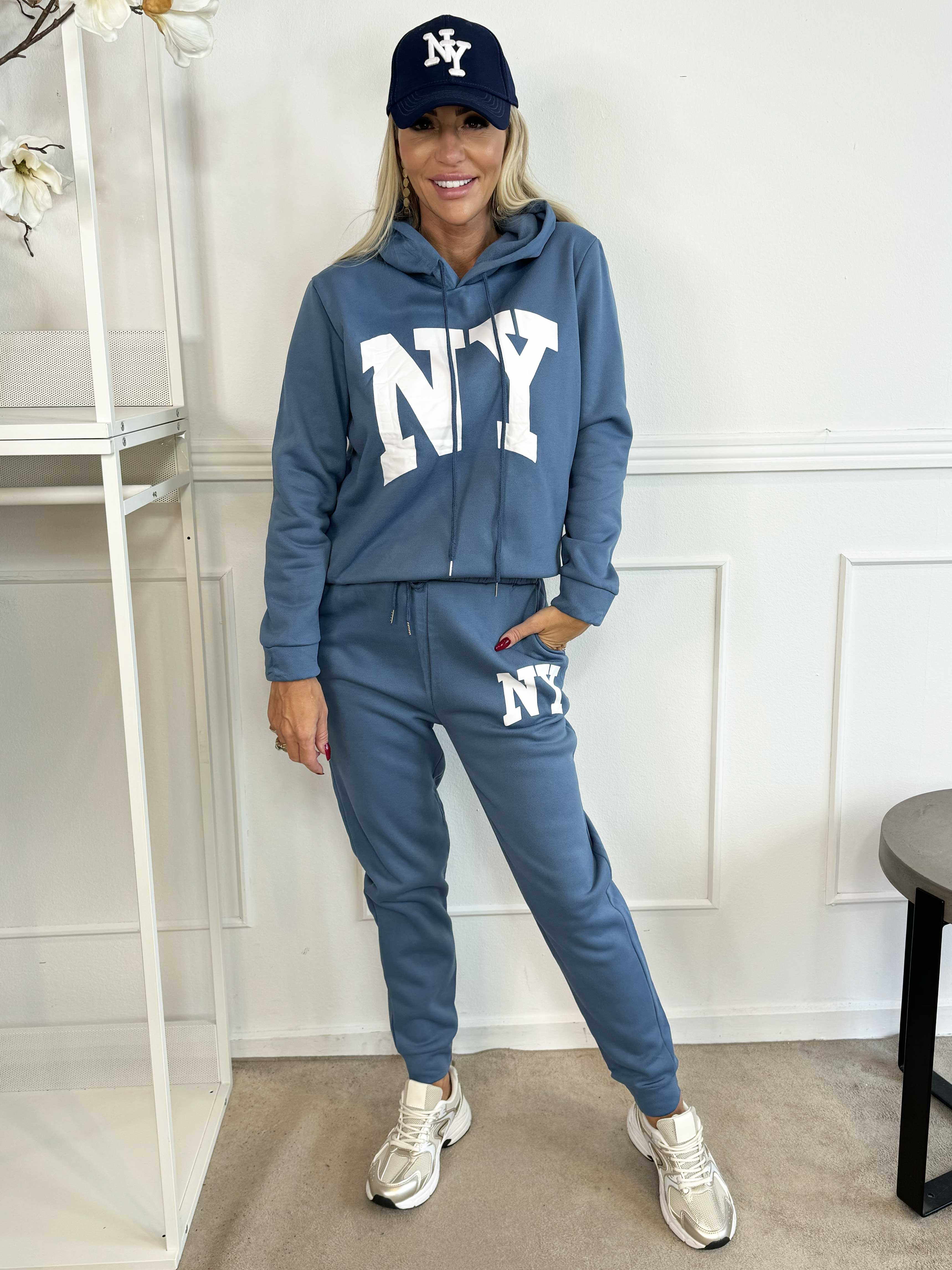 Ania - Joggingdräkt med NY-stående